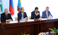 Вадим Шумков обозначил направления работы Сергея Кудрявцева (слева)