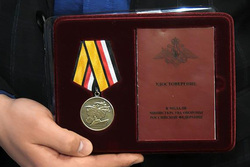 Медаль Минобороны РФ вручили бывшему солдату-срочнику спустя три года после военного похода