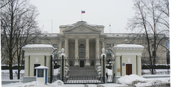 Поляки забросали здание посольства РФ красками