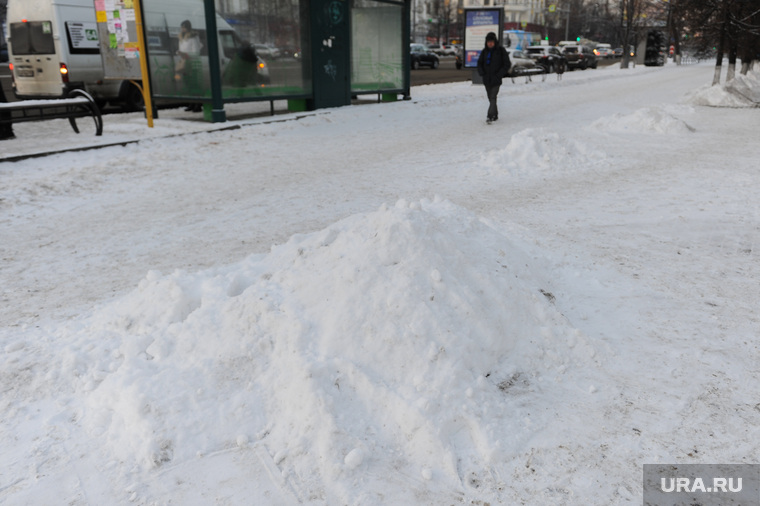 Снег на дорогах не убирается. Челябинск, снег на тротуаре, кучи снега