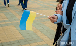 День России. Сургут, флаг украины, девушка с флагом