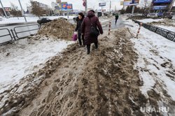 Оттепель после снегопада. Грязь. Слякоть. Челябинск, снег, грязь, пешеходы, слякоть на тротуаре