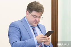 Заседание Избирательной комиссии администрации Екатеринбурга, захаров илья, смотрит в телефон