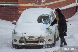 Снег. Ханты-Мансийск., зима, очистка автомобиля, машина в снегу