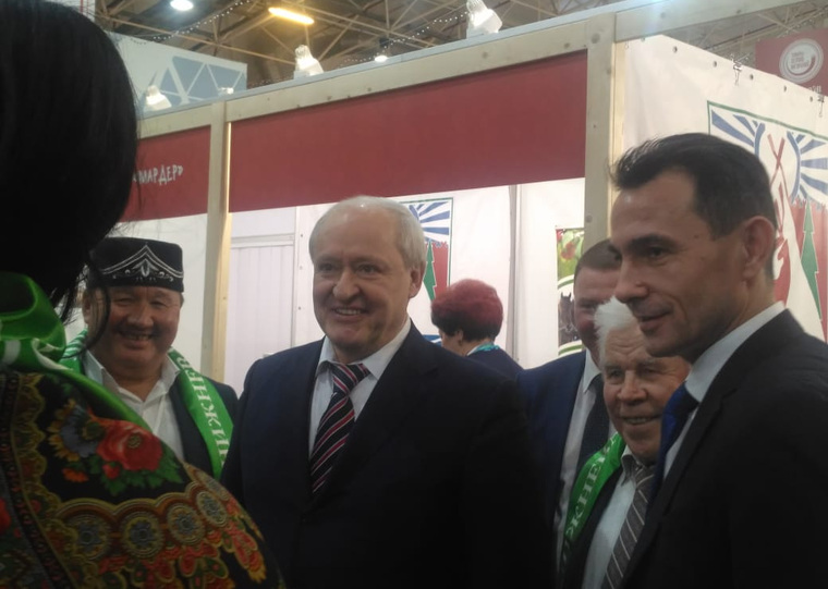 Глава Нижневартовского района Борис Саломатин также присутствовал на выставке товаров