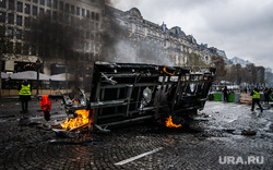 Акция протеста против повышения налога на бензин и дизельное топливо на Елисейских полях. Франция, Париж, машина, пожар, париж, франция, протест, поджог
