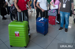 Прилет первой организованной группы болельщиков из Каира в Екатеринбург, аэропорт, чемоданы, зона таможенного контроля, туристы