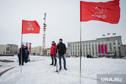 Митинг КПРФ и общественной организации Совесть против коррупции. Сургут, город сургут, кпрф, калошин андрей, кармазь евгений, флаги