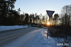 Тобольск, Валерий Давыдов, дорожный знак, зима, автобус, уступи дорогу, трасса, закат