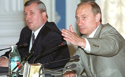 Петр Латышев (слева) был первым полномочным представителем Владимира Путина в УрФО