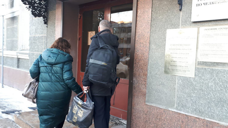 Василий Московец пришел на допрос в сопровождении адвоката Ольги Лепехиной, с вещами