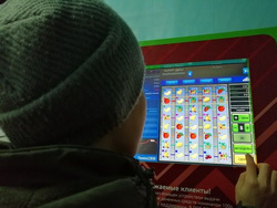 По словам мэра Муравленко, дети продают учебники и телефоны, чтобы проиграть деньги в автоматах