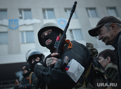 Ситуация на востоке Украины. Луганск. Захват здания МВД, автоматчик, ополчение, луганск, захват мвд, вооруженние, боевик