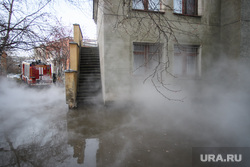 Прорыв горячей воды на улице Крылова. Екатеринбург, затопление, горячая вода, детский сад теремок, пожарный автомобиль, кипяток, пар, улица крылова56, пожарная машина