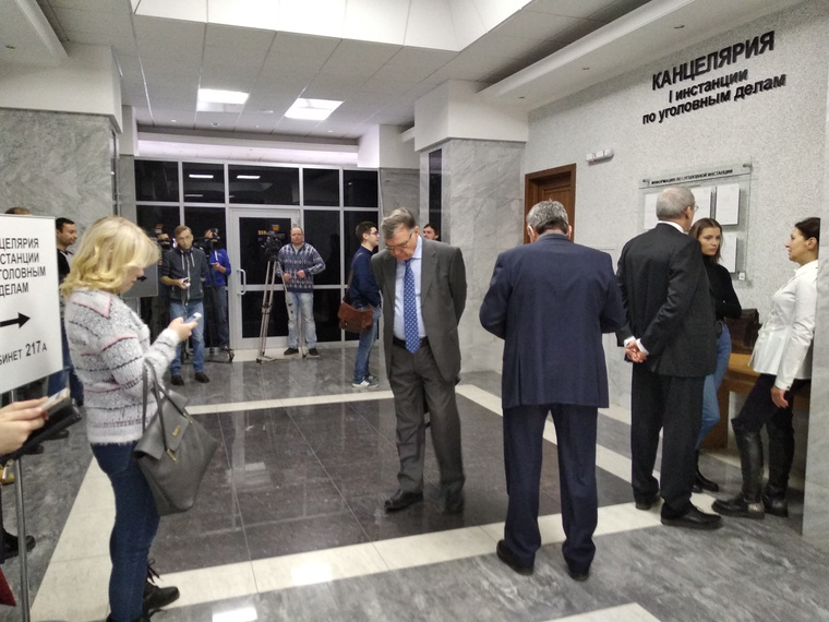 В ожидании решения суда. Справа в углу: адвокат Игорь Михайлович с женой и дочерью Алексея Миронова