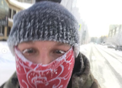 Никита Шостак говорит, что не замерз — тепло оделся. А вот велосипед едва не сломался из-за мороза