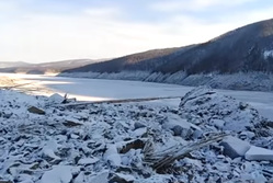 Часть сопки обрушилась в реку