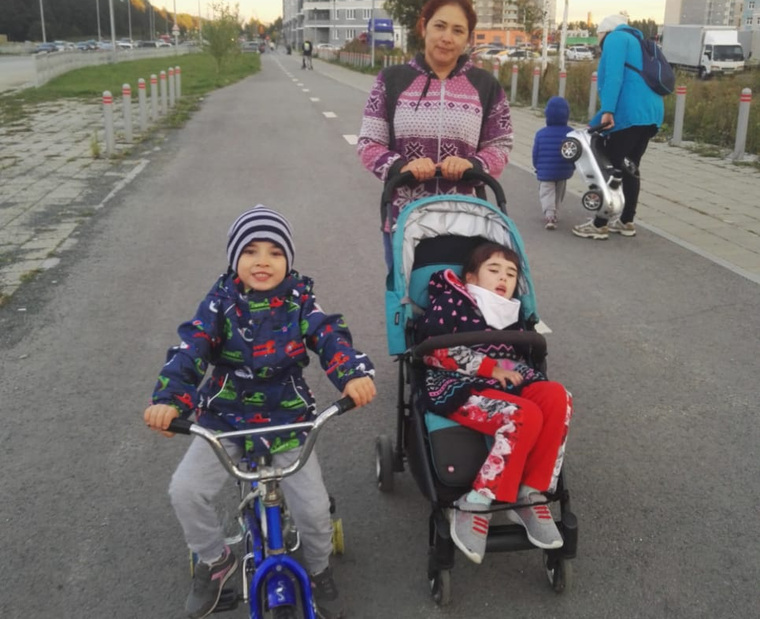 На этом кадре Диана уже в коляске, Демид пока еще двигается сам