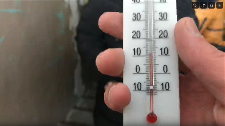 В мороз в домах температура всего 11 градусов