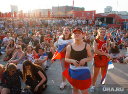 Фан-зона в ЦПКиО Маяковского. Матч Россия - Испания. Екатеринбург, чм-2018, фан зона, болельщики сборной россии, толпа