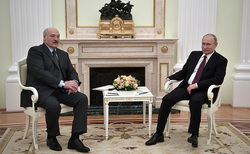 Президент Белоруссии подарил Путину картошку и сало