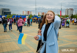 День России. Сургут, флаг украины, девушка с флагом