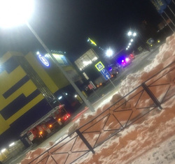 Пожарные машины у здания гипермаркета