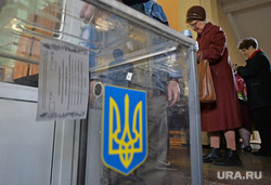 Референдум в Мариуполе. Горящее здание Горисполкома. Украина, референдум, герб украины, голосование, урна для голосования, толпа