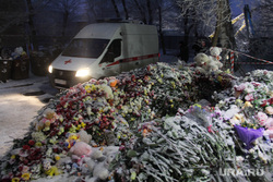 Завершение спасательной операции на проспекте Карла Маркса, 164. Магнитогорск, цветы в снегу