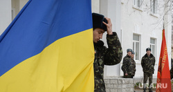 Безоружные украинские военные встретились с Российскими. Переговоры.Севастополь. Крым. Аэропорт Бельбек, флаг украины, армия