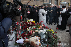 Литургия по погибшим от взрыва подъезда дома № 164 на Карла Маркса. Магнитогорск, цветы