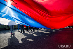 Торжественный митинг и автопробег в честь празднования дня Флага России. Сургут, флаг россии
