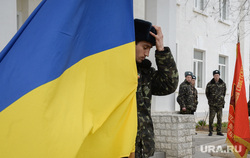 Безоружные украинские военные встретились с Российскими. Переговоры.Севастополь. Крым. Аэропорт Бельбек, флаг украины, армия, военные, солдаты