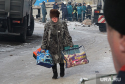 Взрыв бытового газа в доме № 164 на проспекте Карла Маркса. Часть 7. Магнитогорск, женщина с пакетами