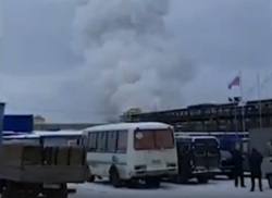 Очевидцы сообщили о мощном взрыве на химзаводе в Ленинградской области