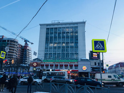 Горожане внимательно следят за тем, что происходит на крыше «Рубина»