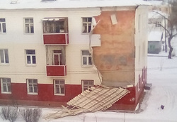 Пострадавших от обрушения фасада жилого дома нет