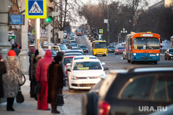 Общественный транспорт Екатеринбурга, остановка, зима, автобус, маршрутка