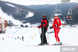 Клипарт depositphotos.com, снег, лыжники, горнолыжный курорт, горные лыжи, канатная дорога, катание на лыжах, зимние виды спорта, горы