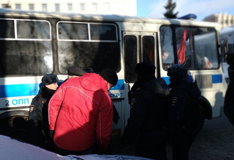 Задержанных посадили в автобус и увезли в ОВД