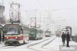 Снег на улицах Екатеринбурга, трамвайная остановка, общественный транспорт, снег в городе, трамвай