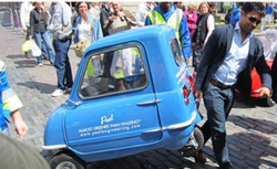 Переносной автомобиль Peel P50 размером с чемодан признан самым странным