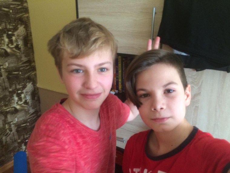 13-летний Федя (слева) и его 11-летний брат Артем раскрыли кражу, выполнили работу вместо полицейских