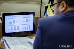 Решетников Максим представил доклад на заседании законодательного собрания. Пермь, монитор, экран, график