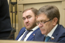 Рауф Арашуков (слева) обвиняется в убийстве