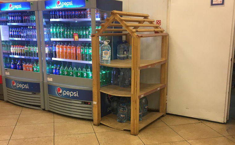В магазинах моментально опустели полки с питьевой водой