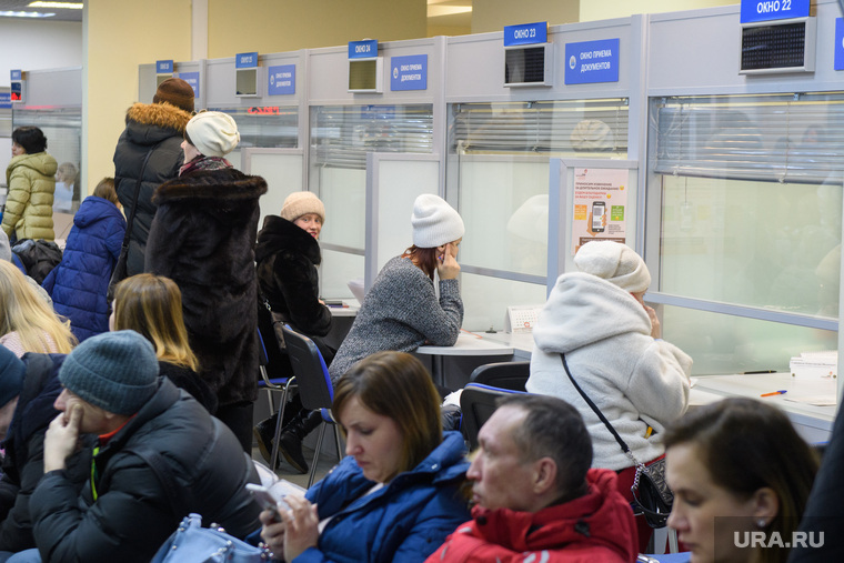 Родители подают документы в МФЦ на поступление детей в первый класс. Екатеринбург