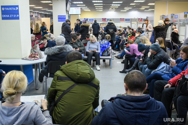 Родители подают документы в МФЦ на поступление детей в первый класс. Екатеринбург