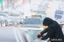 Виды города, снег. Екатеринбург, очистка автомобиля, снегопад