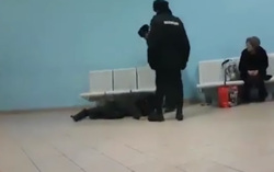 Полицейским не понравилось, что пенсионер закинул ноги на скамейку